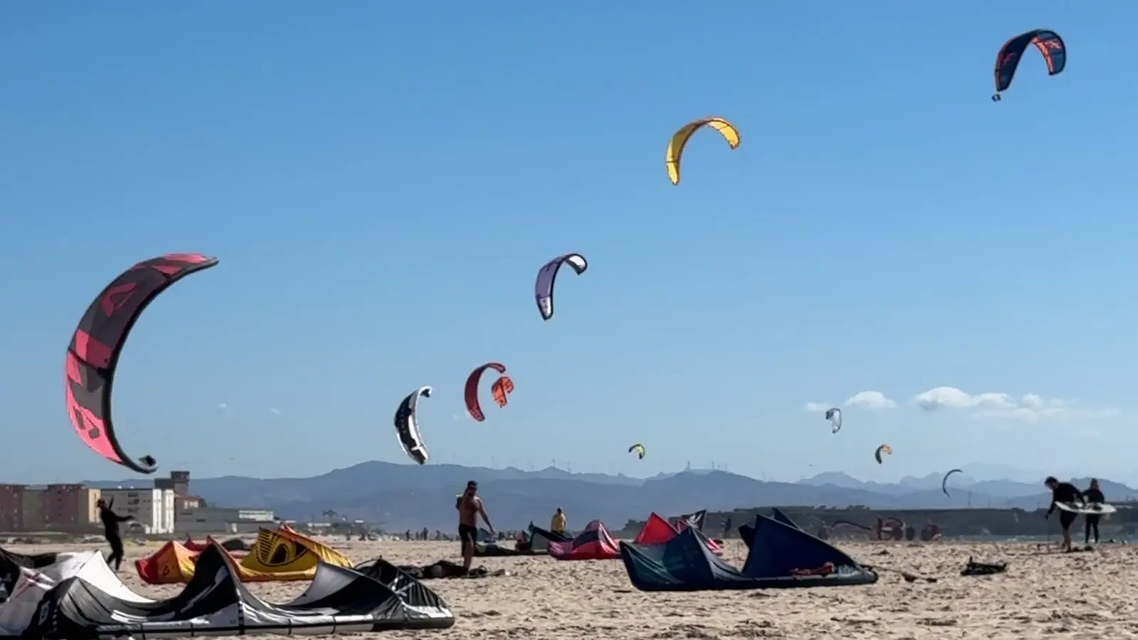 Muchas cometas sobre la playa de Los Lances en Tarifa