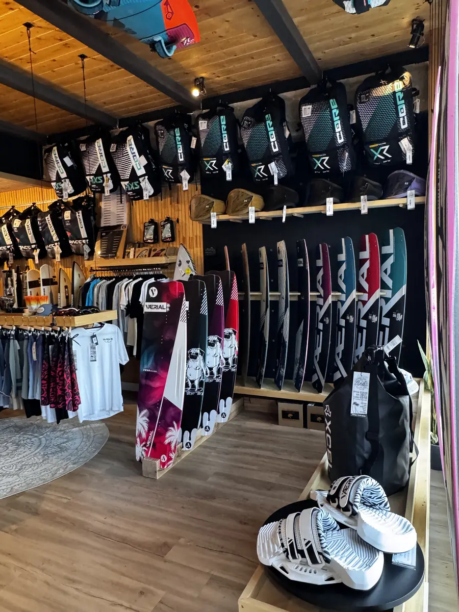 Cometas, tablas y ropa en Tarifa Surf Club & VÆRIAL Flagship Store